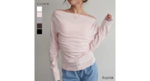 女性らしいシルエットのボートネックトップス！